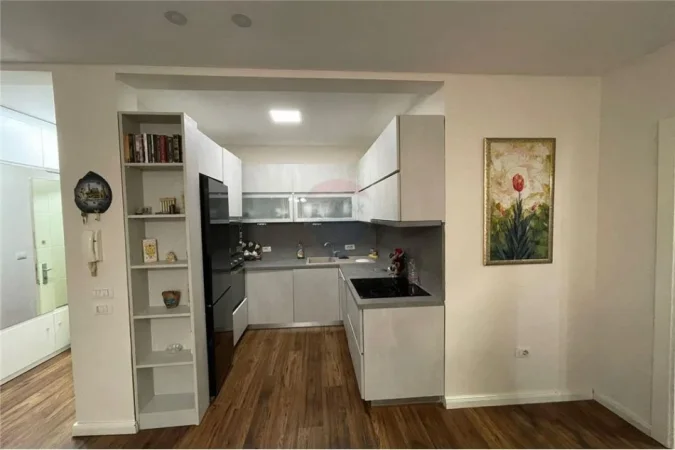 Tirane, jepet me qera 2+1 Kati 4, 90 m² 700 € (Komuna e Parisit)