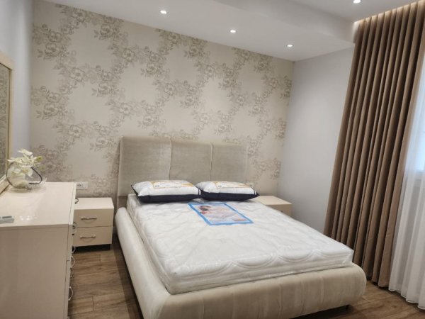 Tirane, jepet me qera 1+1 Kati 2, 123 m² 830 € (Rruga e Durrsit)