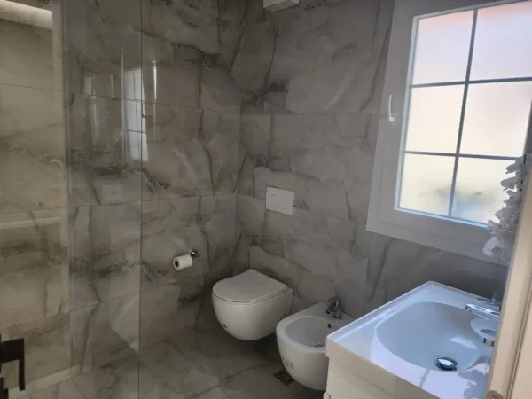 Tirane, jepet me qera 1+1 Kati 2, 123 m² 830 € (Rruga e Durrsit)
