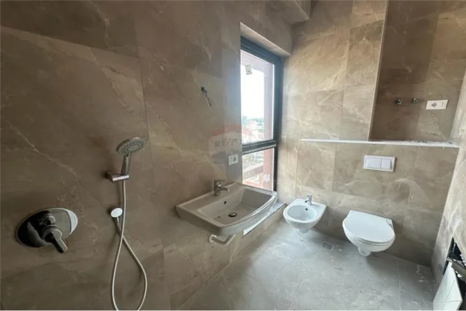 Tirane, jepet me qera apartament 2+1+Ballkon Kati 15, 114 m² 1.200 € (Rruga Kavajes)