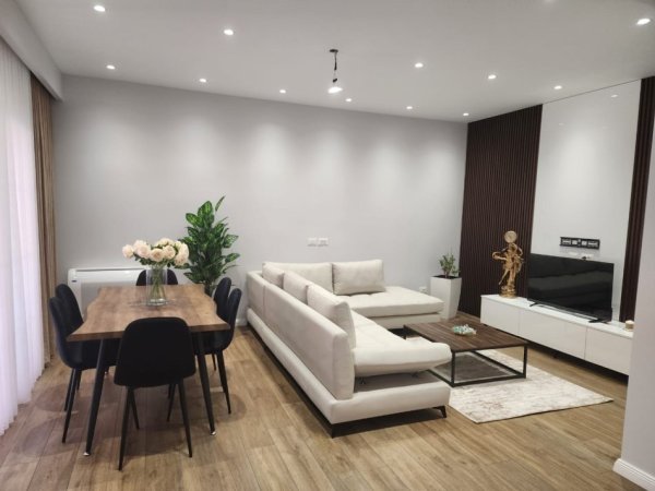 Tirane, jepet me qera apartament 1+1+Aneks+Ballkon Kati 2, 110 m² 830 € (Rruga e Durresit)