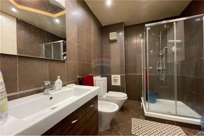 Tirane, jepet me qera 2+1+Ballkon , 850 € (Kopshti Zoologjik)