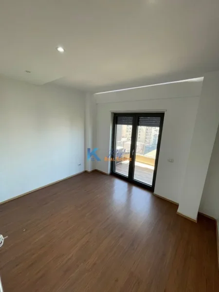 Tirane, jap me qera zyre Kati 7, 132 m² 1.200 € (Rrethrrotullimi i Zogut te Zi)