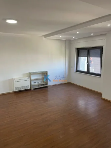 Tirane, jap me qera zyre Kati 7, 132 m² 1.200 € (Rrethrrotullimi i Zogut te Zi)