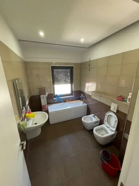 Tirane, jap me qera zyre Kati 7, 132 m² 1.200 € (Rrethrrotullimi i Zogut te Zi)