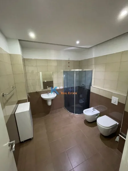 Tirane, jap me qera zyre Kati 7, 132 m² 1.200 € (Rrethrrotullimi i Zogut te Zi)