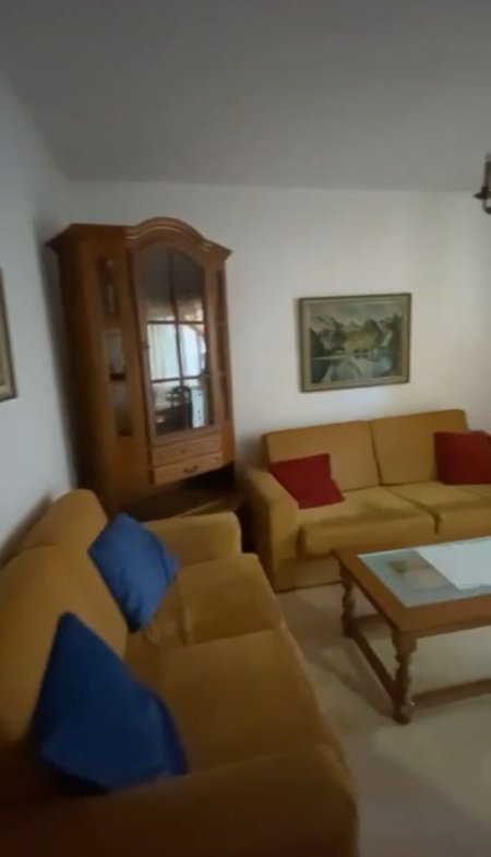 Tirane, jepet me qera apartament 2+1+Ballkon Kati 4, 85 m² 450 € (Brryl ,prane pasticeri tito)