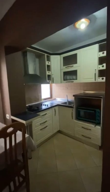 Tirane, jepet me qera apartament 2+1+Ballkon Kati 4, 85 m² 450 € (Brryl ,prane pasticeri tito)