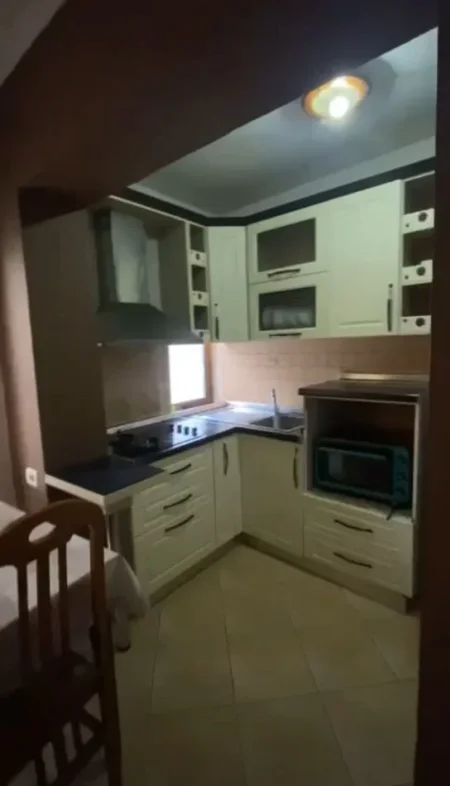 Tirane, jepet me qera apartament 2+1+Ballkon Kati 4, 85 m² 450 € (Brryl ,prane pasticeri tito)