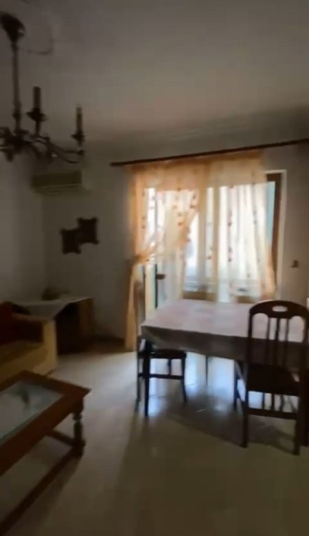 Tirane, jepet me qera apartament 2+1+Ballkon Kati 4, 85 m² 450 € (Brryl ,prane pasticeri tito)