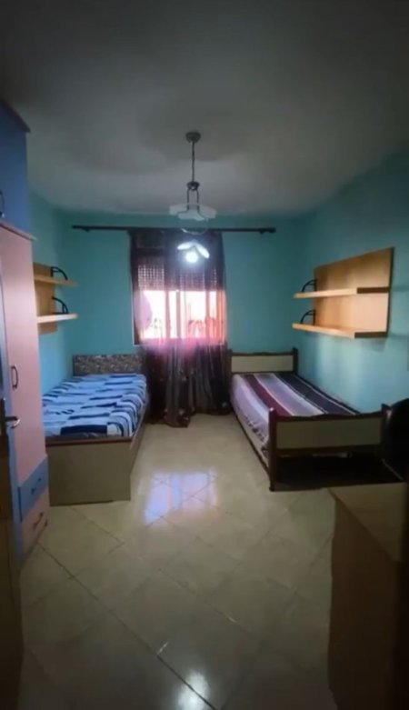 Tirane, jepet me qera apartament 2+1+Ballkon Kati 4, 85 m² 450 € (Brryl ,prane pasticeri tito)