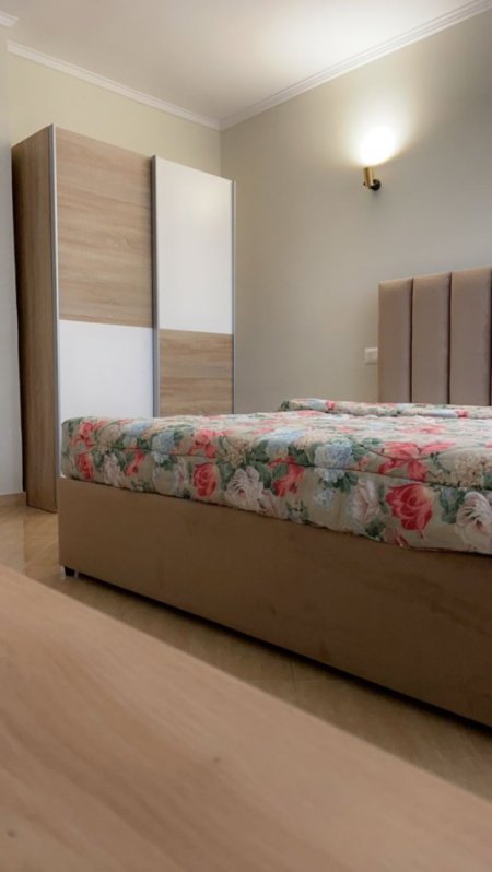 Tirane, jepet me qera apartament 1+1 Kati 4, 65 m² 400 € (Brryl , Bulevardi Zhan Dark prane Pasticeri Tito)