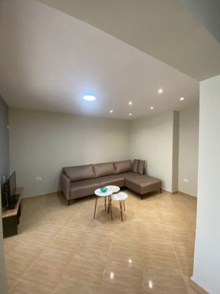 Tirane, jepet me qera apartament 1+1 Kati 4, 65 m² 400 € (Brryl , Bulevardi Zhan Dark prane Pasticeri Tito)