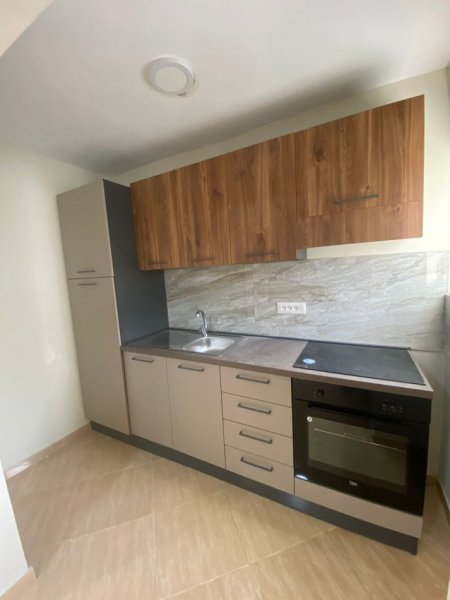 Tirane, jepet me qera apartament 1+1 Kati 4, 65 m² 400 € (Brryl , Bulevardi Zhan Dark prane Pasticeri Tito)