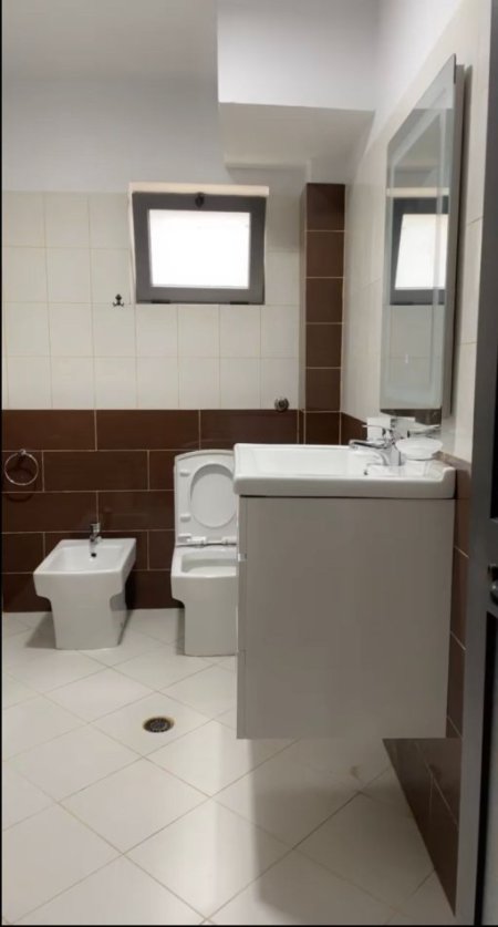 Tirane, jepet me qera apartament 1+1 Kati 4, 65 m² 400 € (Brryl , Bulevardi Zhan Dark prane Pasticeri Tito)
