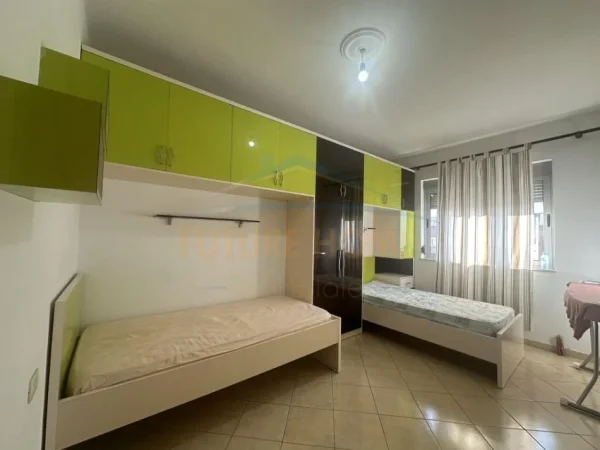 Tirane, jepet me qera apartament 2+1+Ballkon , 400 € (Unaza e Re)