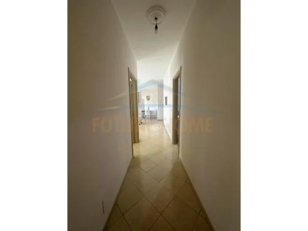 Tirane, jepet me qera apartament 2+1+Ballkon , 400 € (Unaza e Re)