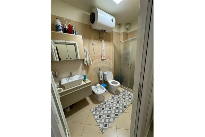 Tirane, jepet me qera apartament 1+1+Ballkon , 70 m² 600 € (bill klinton - Komuna e Parisit)