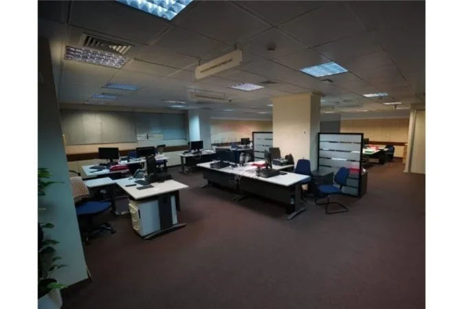 Tirane, jepet me qera ambjent biznesi Kati 0, 312 m² 10.000 € (Rruga e Kavajes)