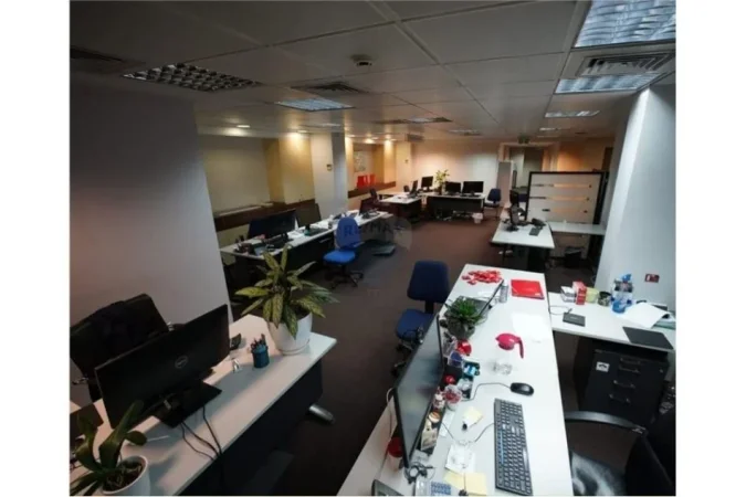 Tirane, jepet me qera ambjent biznesi Kati 0, 312 m² 10.000 € (Rruga e Kavajes)