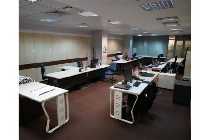 Tirane, jepet me qera ambjent biznesi Kati 0, 312 m² 10.000 € (Rruga e Kavajes)