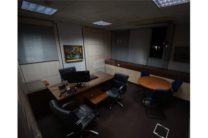 Tirane, jepet me qera ambjent biznesi Kati 0, 312 m² 10.000 € (Rruga e Kavajes)