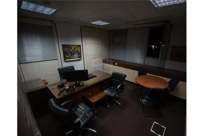 Tirane, jepet me qera ambjent biznesi Kati 0, 312 m² 10.000 € (Rruga e Kavajes)