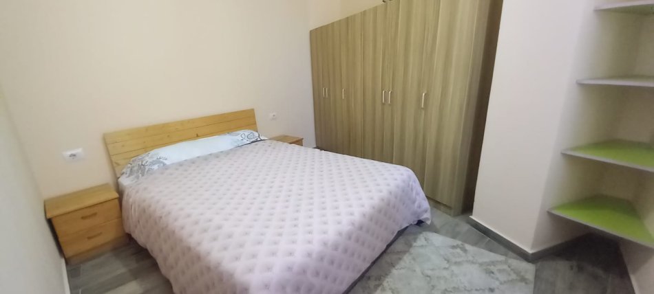 Tirane, jepet me qera 1+1 Kati 2, 55 m² 400 € (APARTAMENT ME QIRA 1+1 Rruga E Elbasanit)