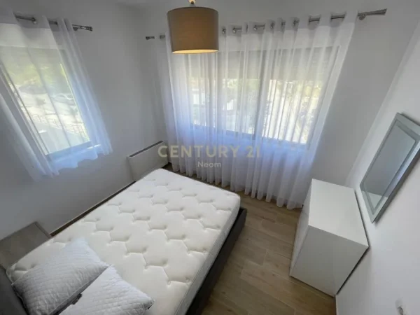 Tirane, jepet me qera apartament 3+1 Kati 3, 130 m² 800 € 