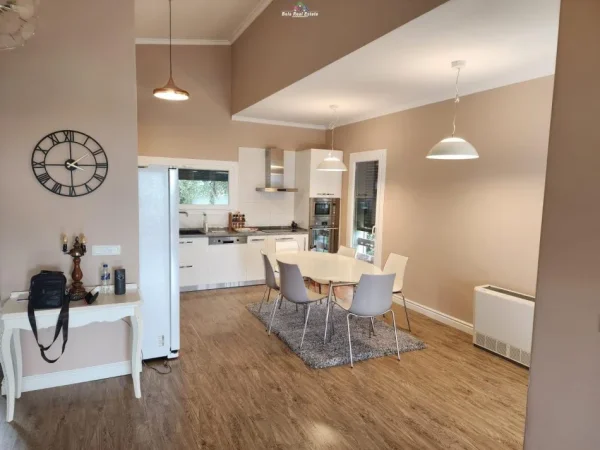 Tirane, jepet me qera Vile 2 Katshe Kati 1, 250 m² 2.000 € (teg)