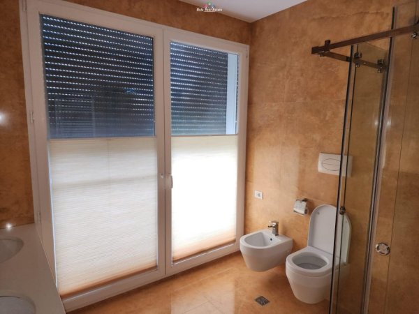 Tirane, jepet me qera Vile 2 Katshe Kati 1, 250 m² 2.000 € (teg)