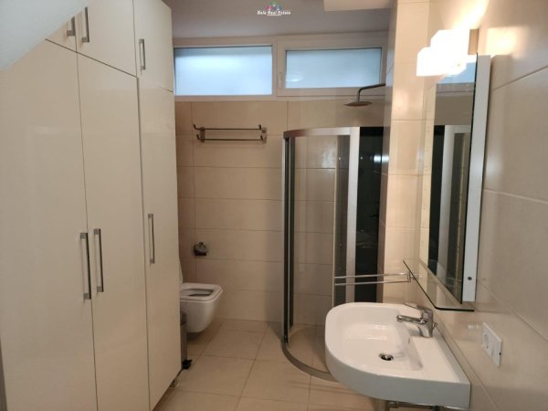 Tirane, jepet me qera Vile 2 Katshe Kati 1, 250 m² 2.000 € (teg)