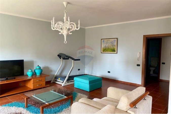 Tirane, jepet me qera apartament 2+1 Kati 10, 124 m² 600 € (Komuna e Parisit)