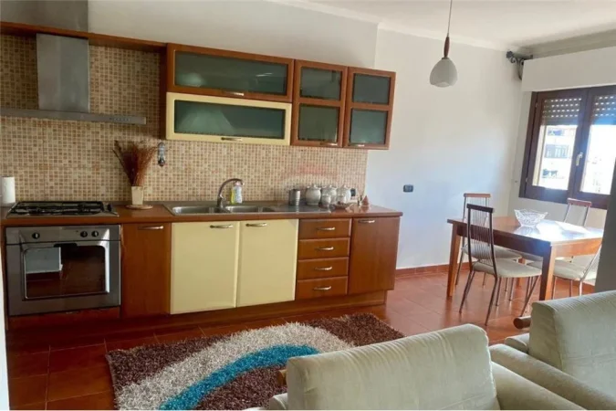 Tirane, jepet me qera apartament 2+1 Kati 10, 124 m² 600 € (Komuna e Parisit)