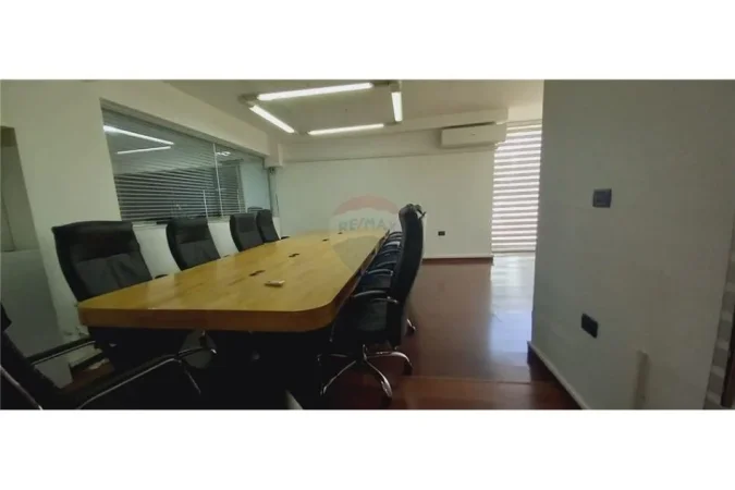 Tirane, jepet me qera Kati 2, 156 m² 2.000 € (Jepet per Qira Zyre ne Bllok , Tirane !)