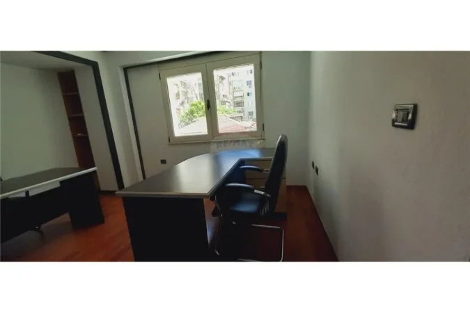 Tirane, jepet me qera Kati 2, 156 m² 2.000 € (Jepet per Qira Zyre ne Bllok , Tirane !)
