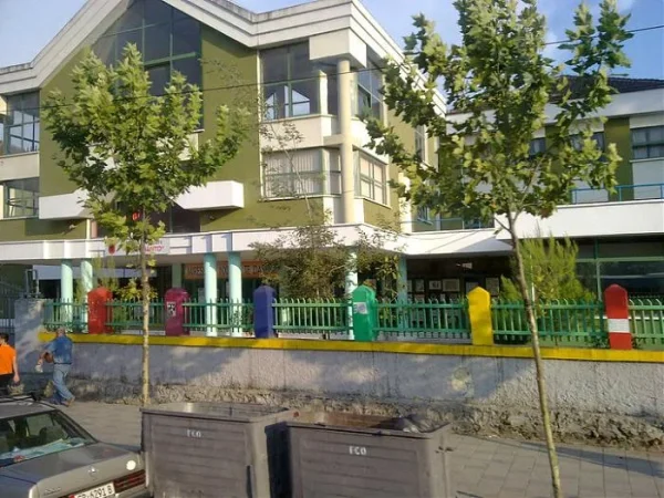 Tirane, jepet me qera ambjent biznesi Kati 0, 85 m² 1.100 € (Vasil Shanto)