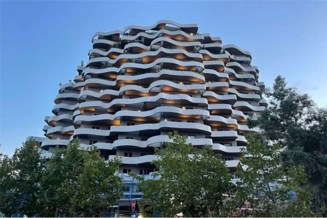 Tirane, jepet me qera zyre Kati 3, 118 m² 2.100 € (JEPET ZYRE ME QIRA TEK LION PARK)