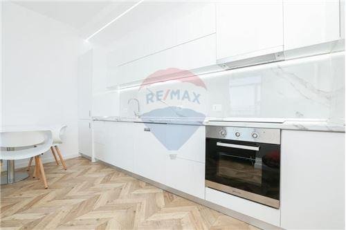 Tirane, jepet me qera 2+1+Ballkon Kati 10, 90 m² 750 € (petronini)