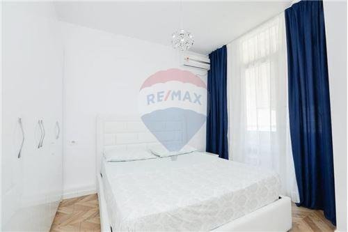 Tirane, jepet me qera 2+1+Ballkon Kati 10, 90 m² 750 € (petronini)