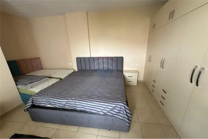 Tirane, shitet apartament 1+1 Kati 3, 75 m² 83.000 € (Fresku)