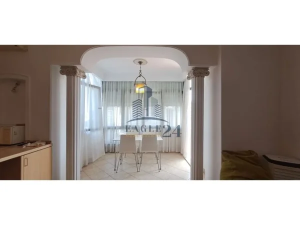 Tirane, jepet me qera apartament 2+1 , 95 m² 650 € (Rruga e Kavajes,prane Kishes Katolike)