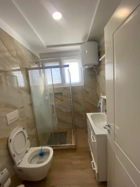 Tirane, jepet me qera apartament 1+1+Ballkon Kati 4, 73 m² 450 € (Kopeshti zologjik , Kompleksi Mateo)