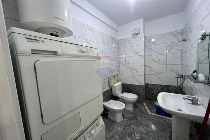 Tirane, jepet me qera apartament 1+1 Kati 2, 65 m² 500 € (komuna parisit)