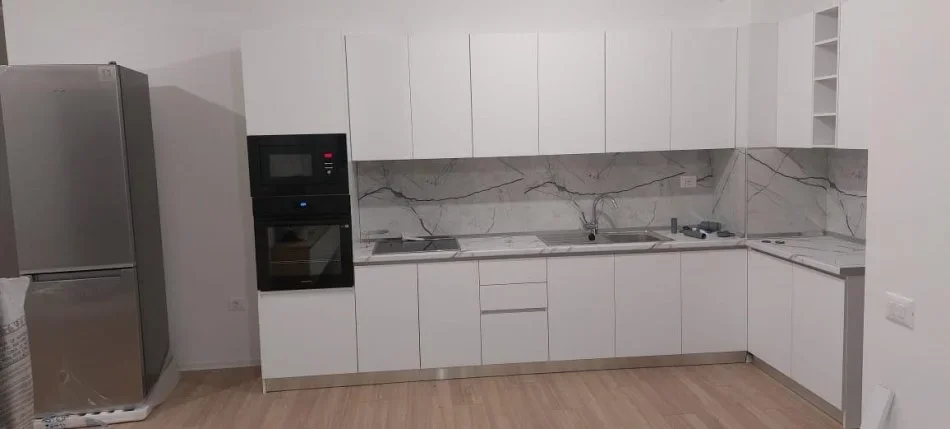 Tirane, jepet me qera apartament 2+1 , 87 m² 420 € (Ali Demi)