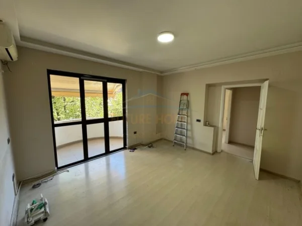 Tirane, jepet me qera ambjent biznesi Kati 3, 130 m² 1.000 € (LIBRI UNIVERSITAR)
