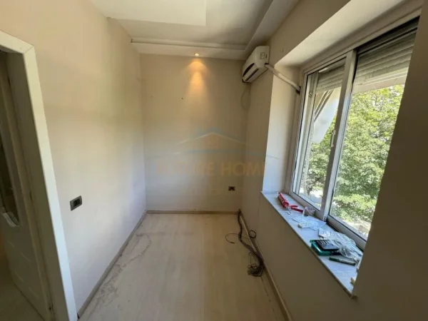 Tirane, jepet me qera ambjent biznesi Kati 3, 130 m² 1.000 € (LIBRI UNIVERSITAR)