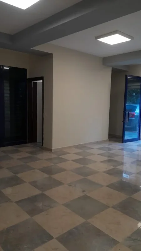 Tirane, jepet me qera ambjent biznesi Kati 0, 110 m² 1.000 € (Liqeni i thate)