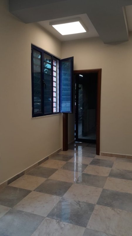 Tirane, jepet me qera ambjent biznesi Kati 0, 110 m² 1.000 € (Liqeni i thate)