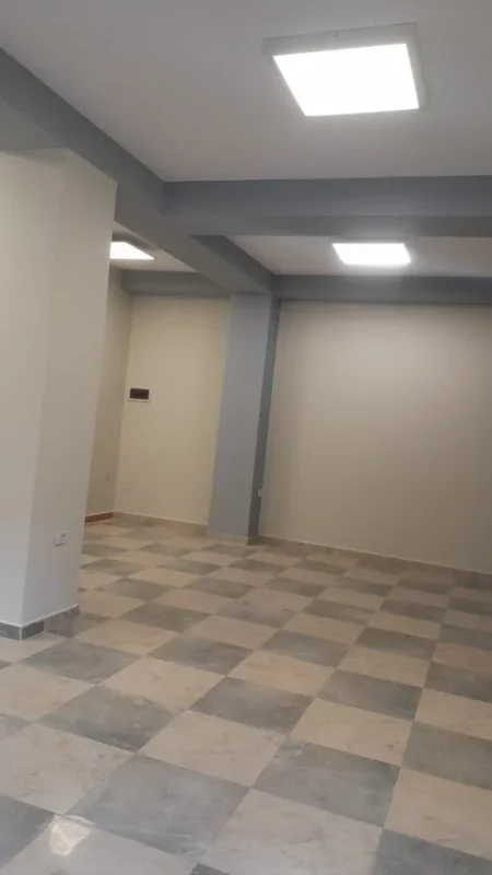Tirane, jepet me qera ambjent biznesi Kati 0, 110 m² 1.000 € (Liqeni i thate)